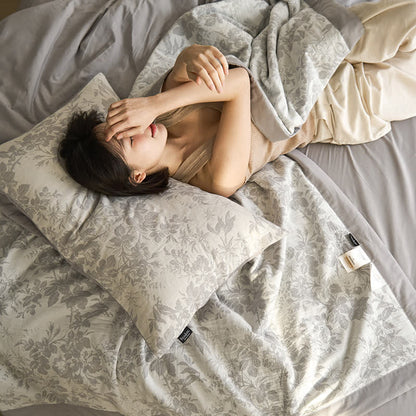 Linge de lit estival en gaze de coton avec un motif floral rustique