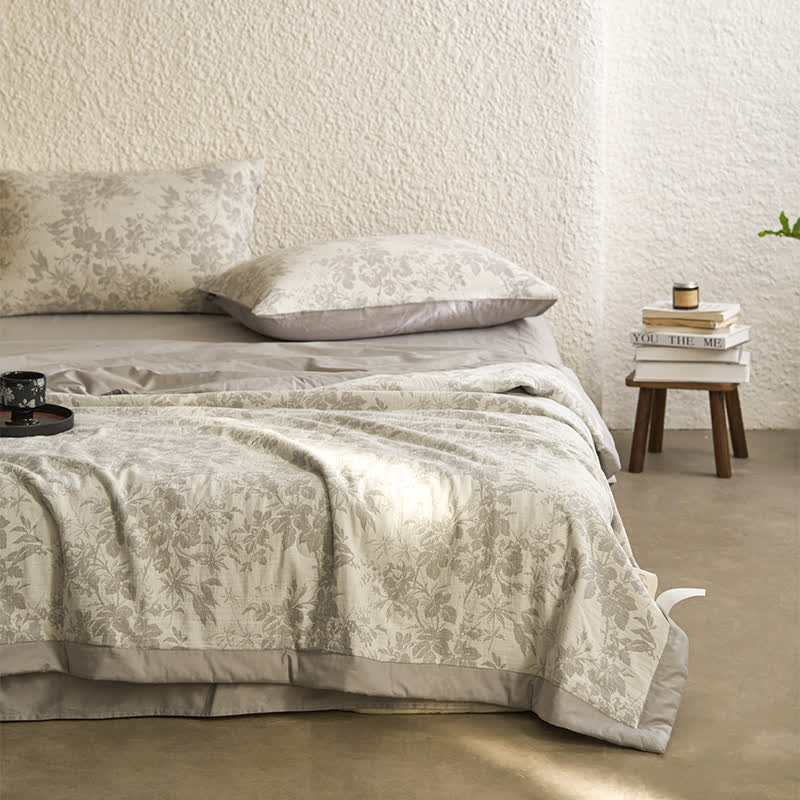 Linge de lit estival en gaze de coton avec un motif floral rustique