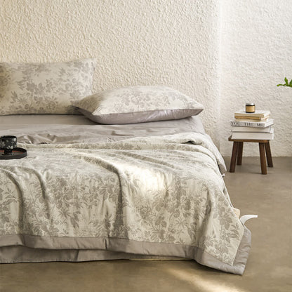 Linge de lit estival en gaze de coton avec un motif floral rustique