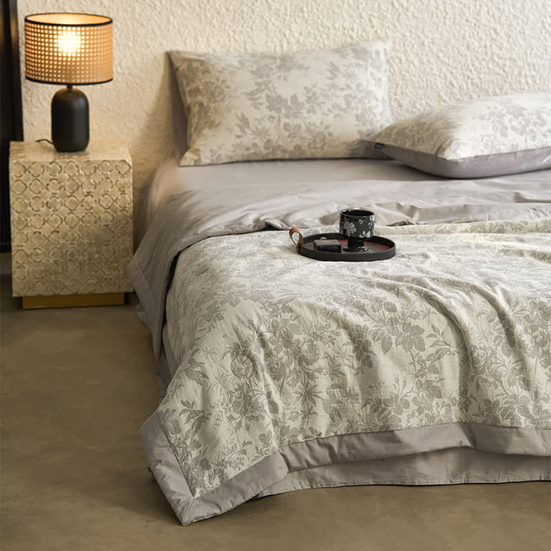 Linge de lit estival en gaze de coton avec un motif floral rustique