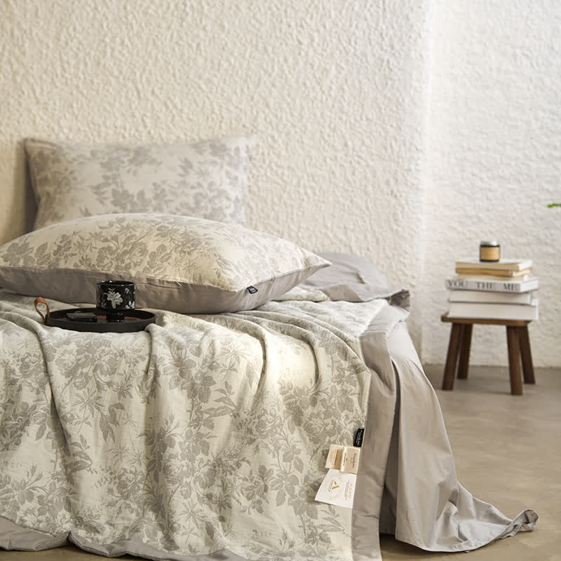 Linge de lit estival en gaze de coton avec un motif floral rustique