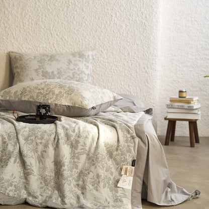 Linge de lit estival en gaze de coton avec un motif floral rustique