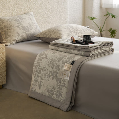 Linge de lit estival en gaze de coton avec un motif floral rustique