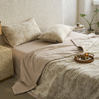 Linge de lit estival en gaze de coton avec un motif floral rustique