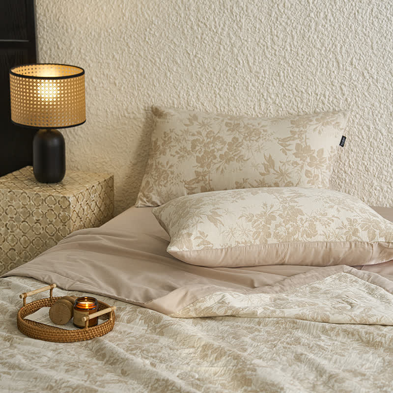Linge de lit estival en gaze de coton avec un motif floral rustique