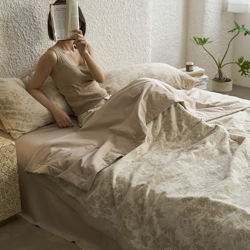 Linge de lit estival en gaze de coton avec un motif floral rustique