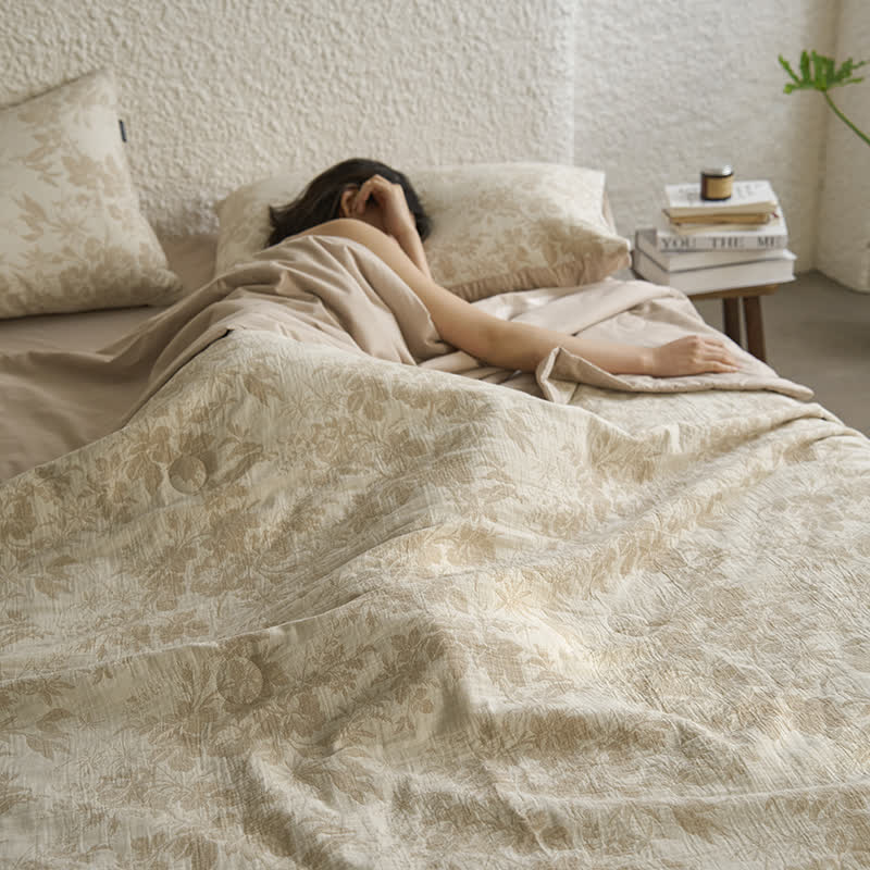Linge de lit estival en gaze de coton avec un motif floral rustique