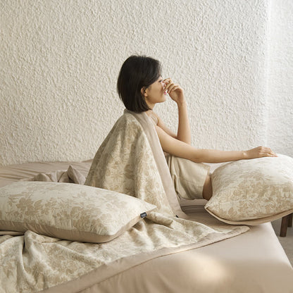 Linge de lit estival en gaze de coton avec un motif floral rustique
