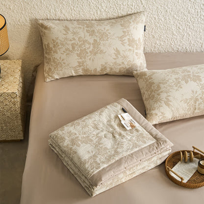 Linge de lit estival en gaze de coton avec un motif floral rustique