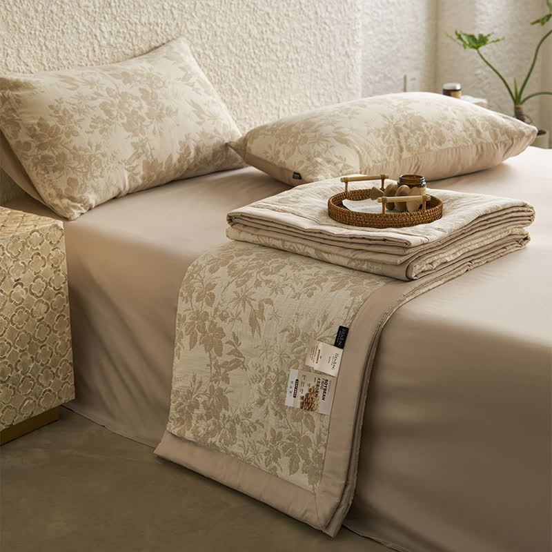 Linge de lit estival en gaze de coton avec un motif floral rustique