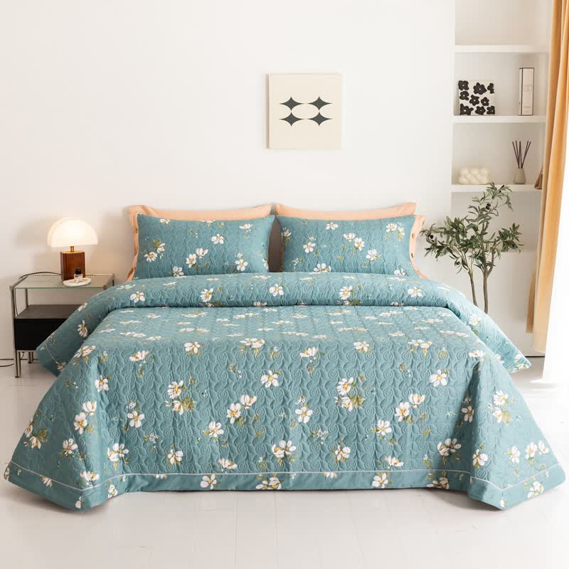Linge de lit matelassé en pur coton avec un motif floral fleuri