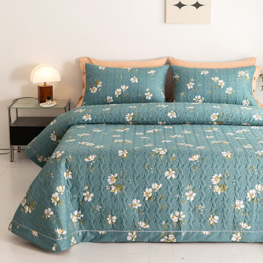 Linge de lit matelassé en pur coton avec un motif floral fleuri