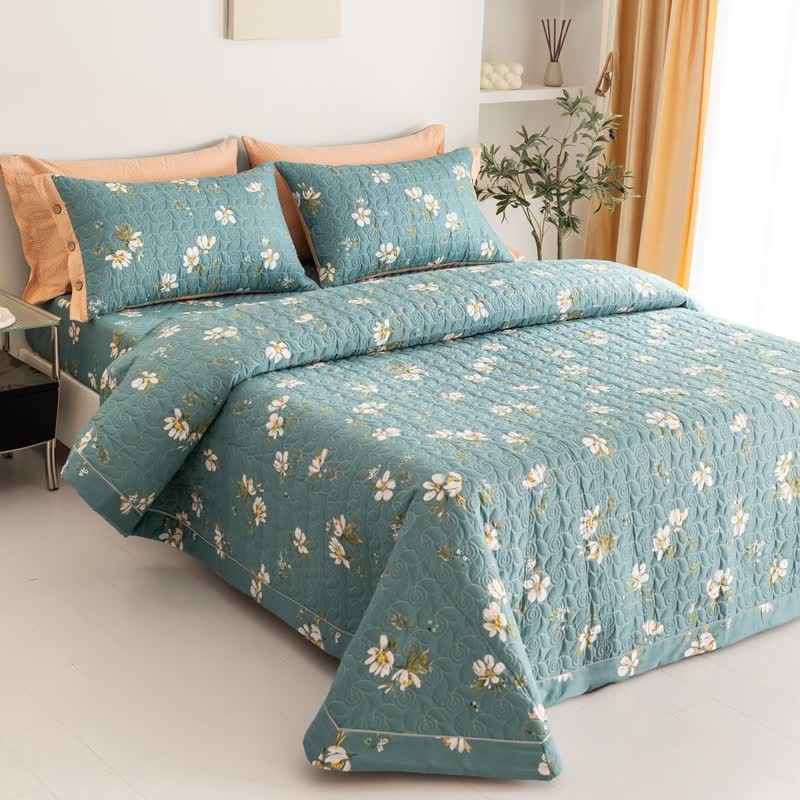 Linge de lit matelassé en pur coton avec un motif floral fleuri