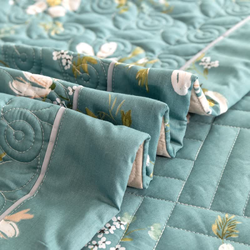 Linge de lit matelassé en pur coton avec un motif floral fleuri