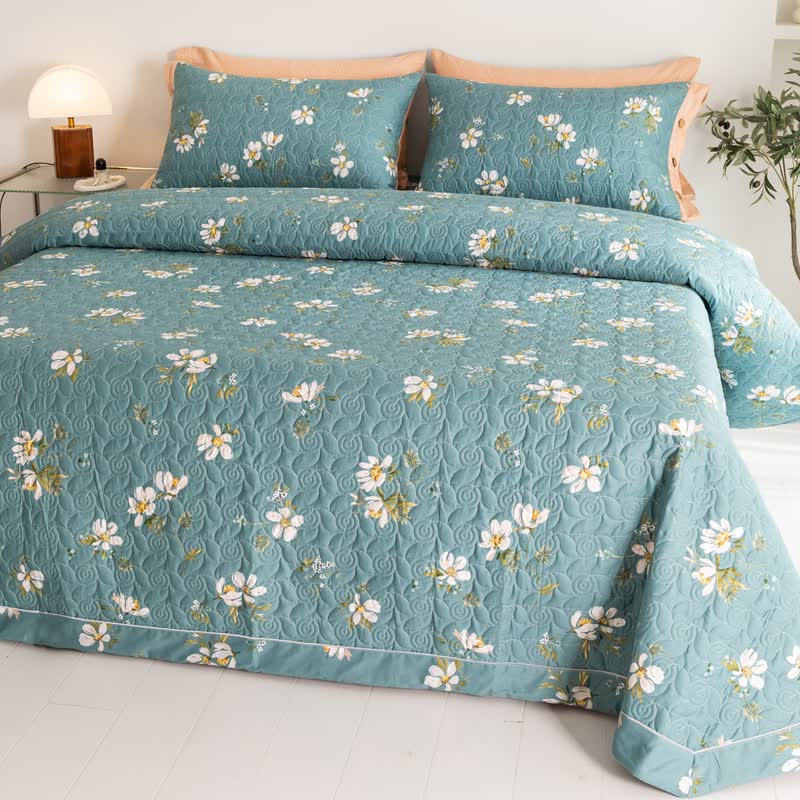Linge de lit matelassé en pur coton avec un motif floral fleuri