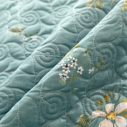 Linge de lit matelassé en pur coton avec un motif floral fleuri