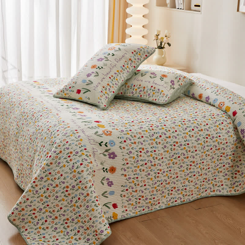 Linge de lit matelassé en pur coton avec des motifs floraux colorés