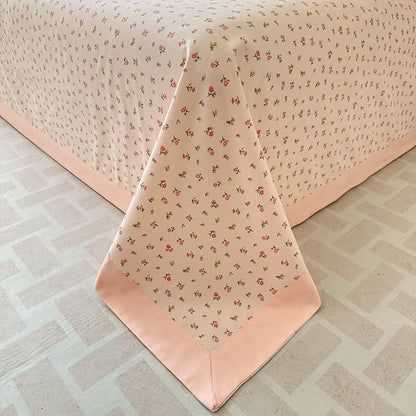 Couvre-lit doux en pur coton avec une élégante rose