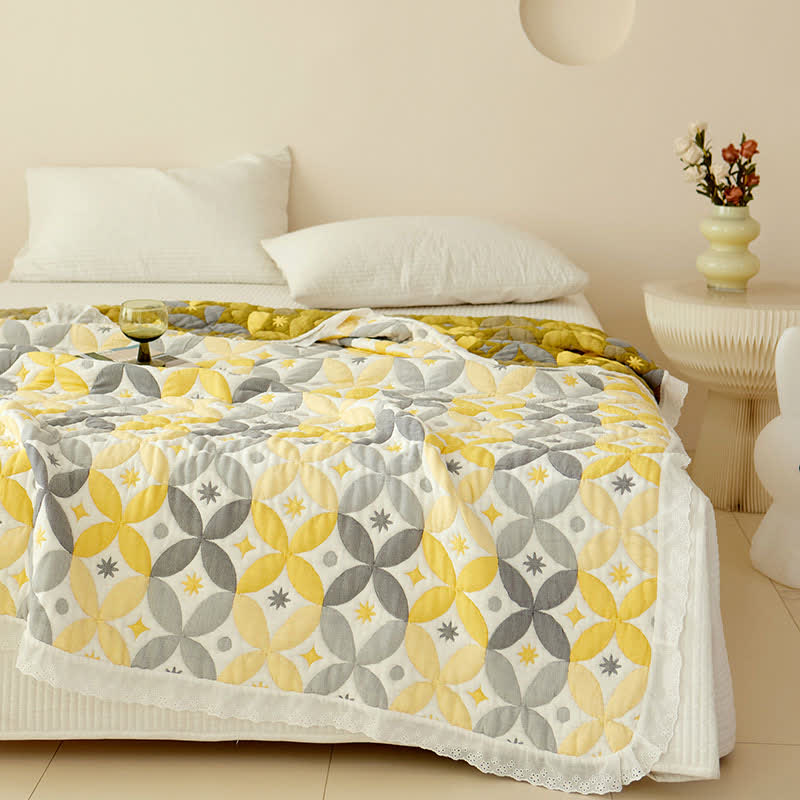 Couette géométrique en fibre de bambou avec bordure en dentelle