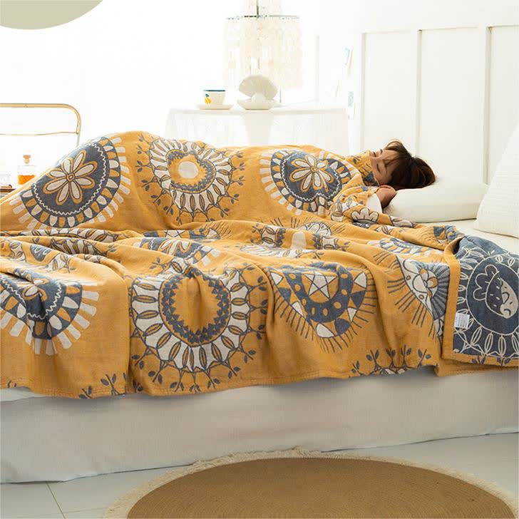Couverture en gaze de coton à quatre couches avec motif floral