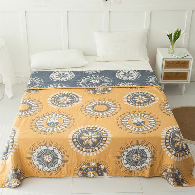 Couverture en gaze de coton à quatre couches avec motif floral