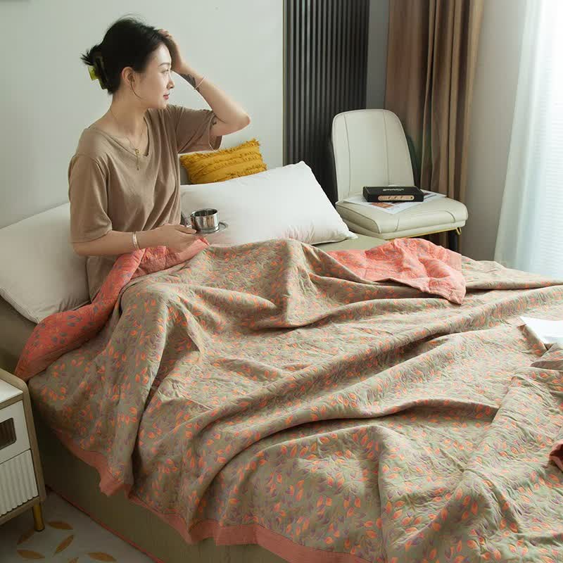 Couette en gaze de coton à trois couches avec un élégant motif floral