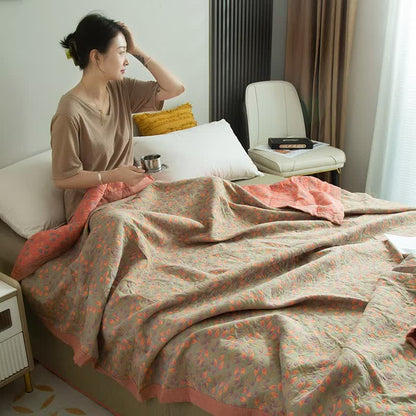 Couette en gaze de coton à trois couches avec un élégant motif floral