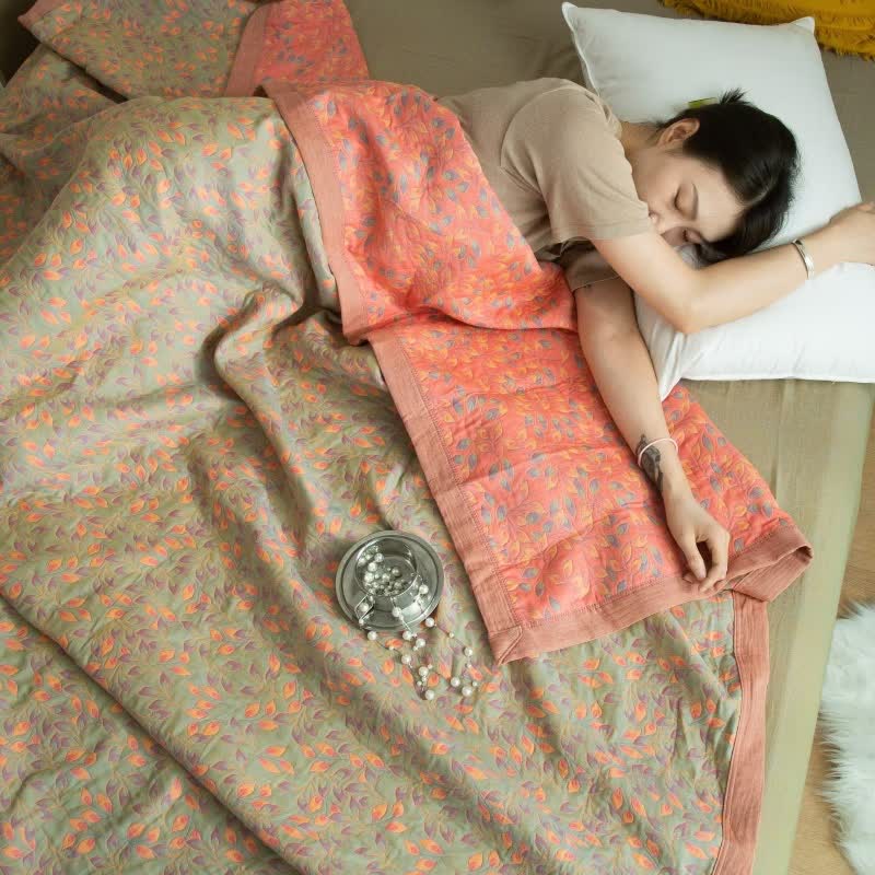 Couette en gaze de coton à trois couches avec un élégant motif floral