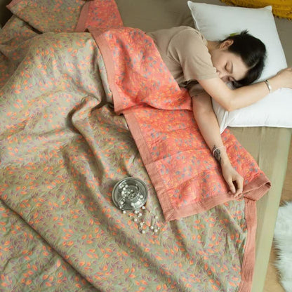 Couette en gaze de coton à trois couches avec un élégant motif floral