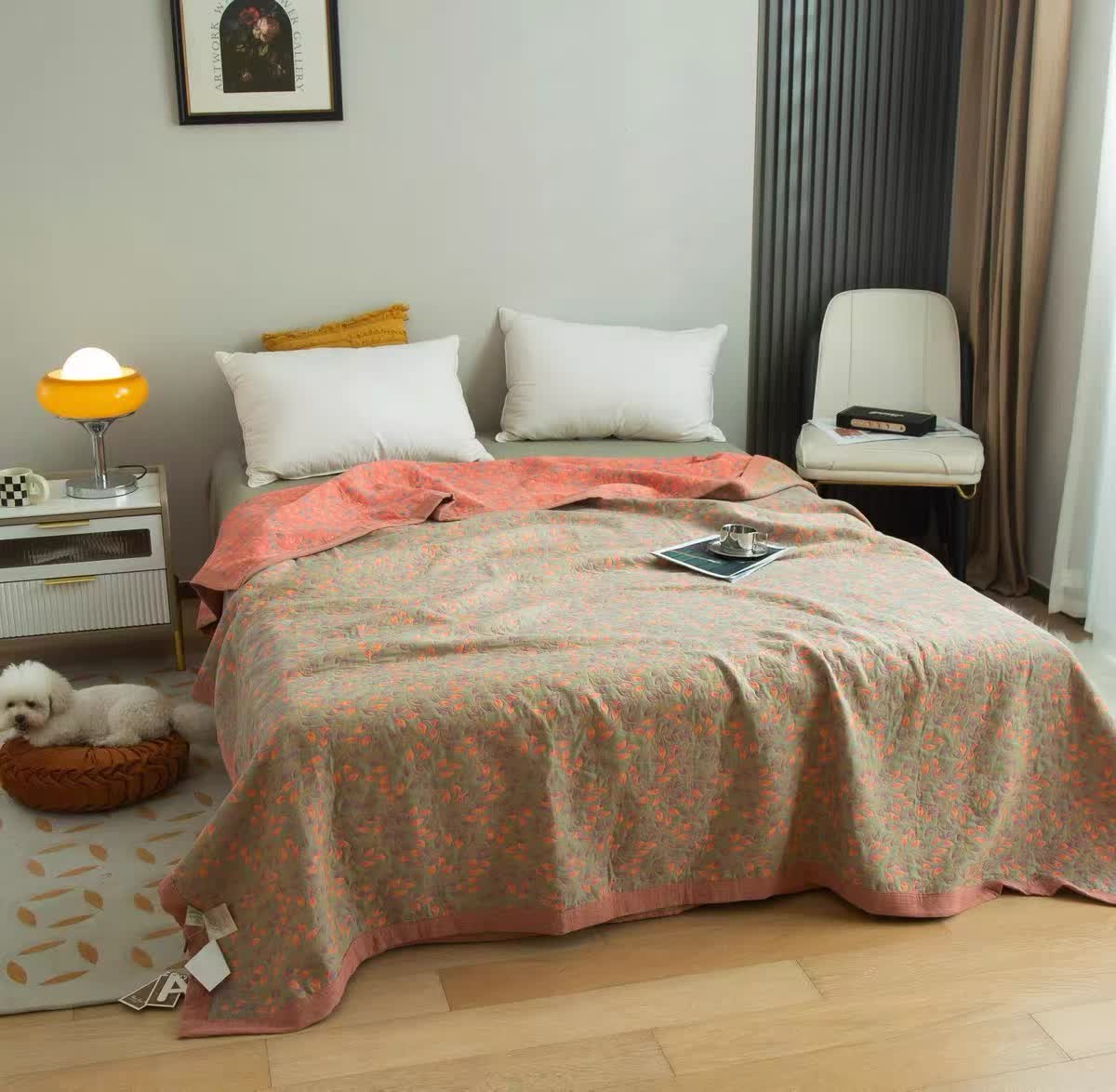 Couette en gaze de coton à trois couches avec un élégant motif floral