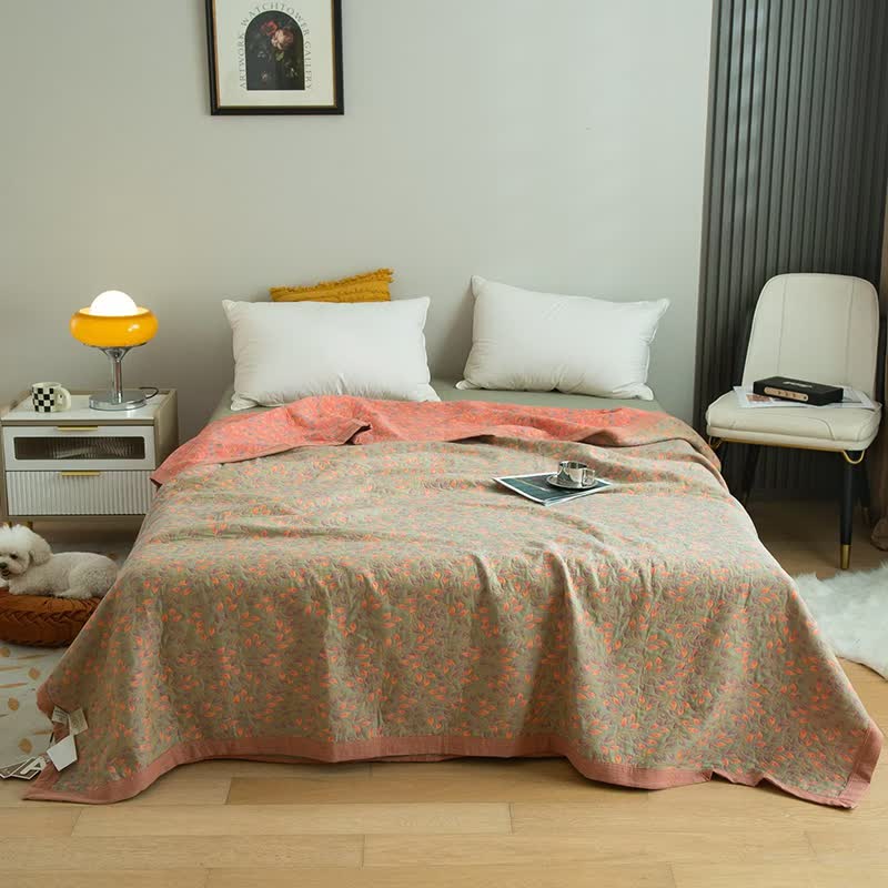Couette en gaze de coton à trois couches avec un élégant motif floral