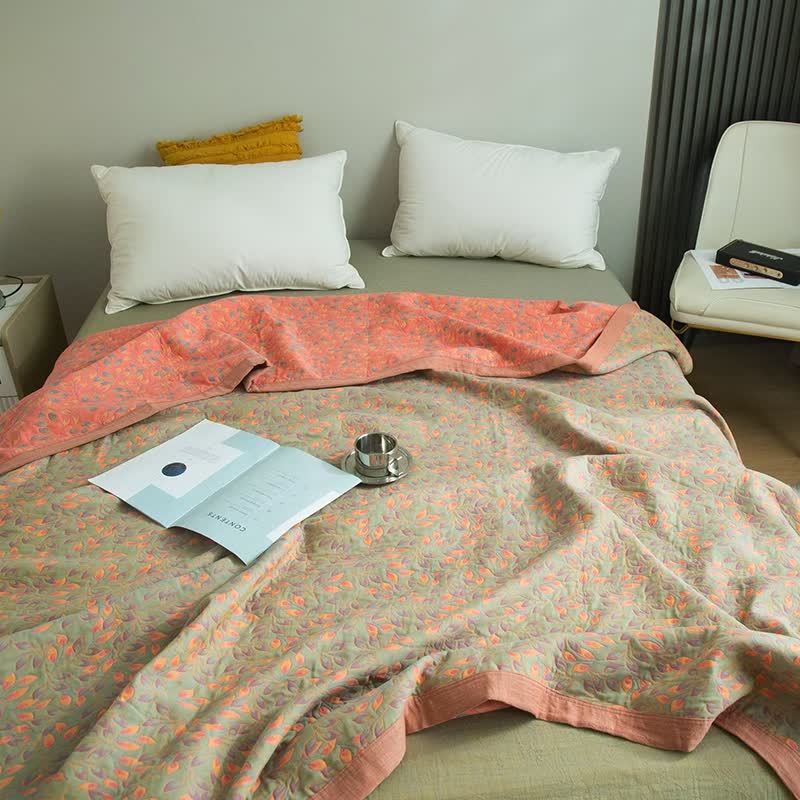 Couette en gaze de coton à trois couches avec un élégant motif floral