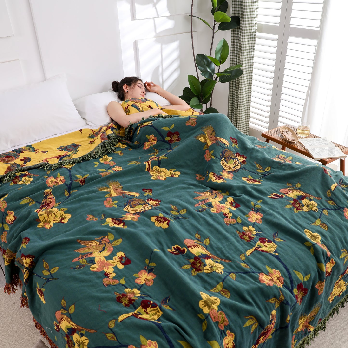 Couette réversible en coton à motif floral et pompons « Pie »