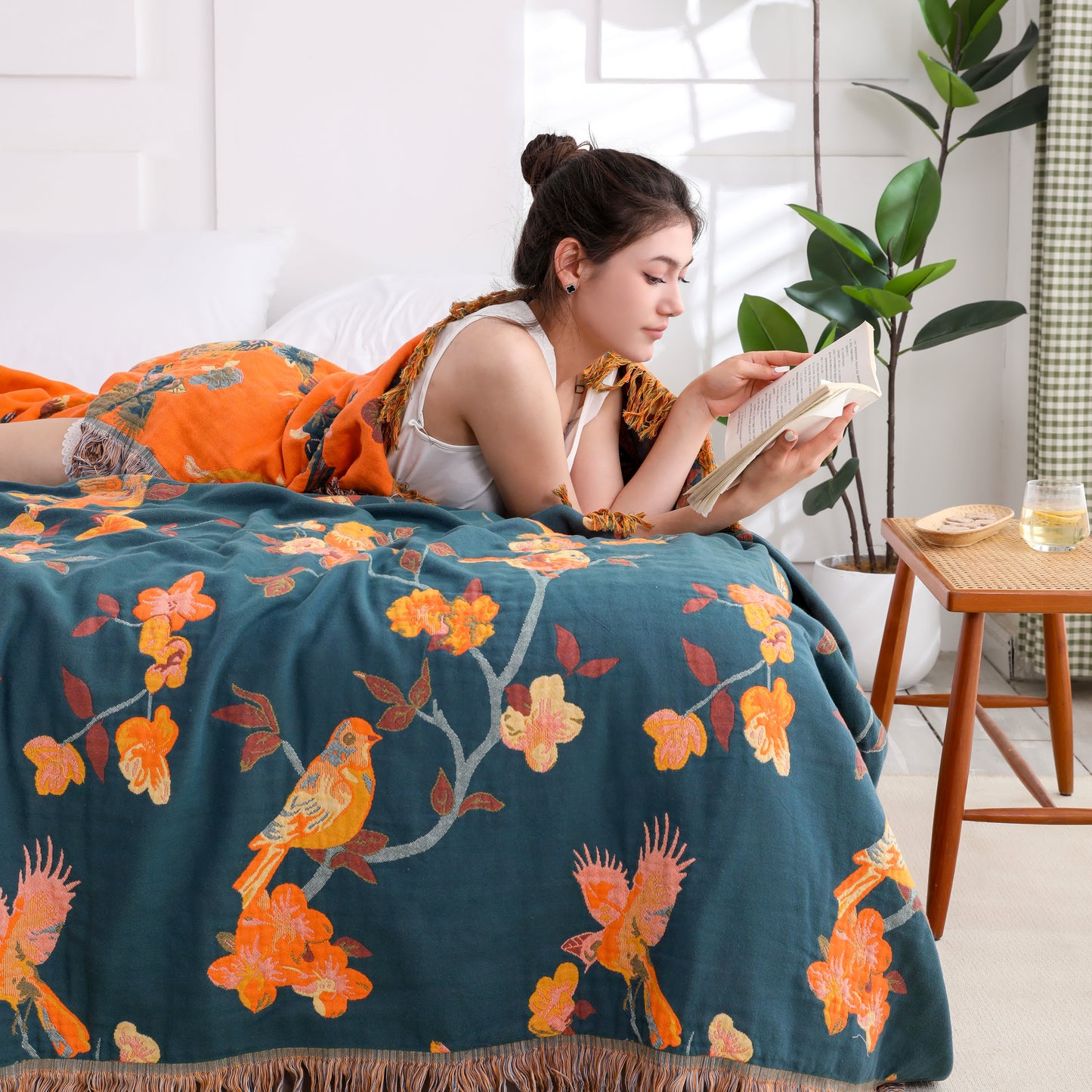 Couette réversible en coton à motif floral et pompons « Pie »