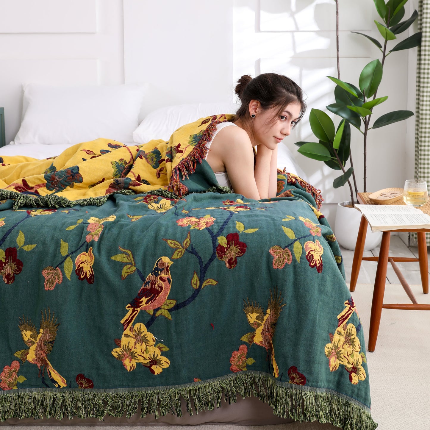 Couette réversible en coton à motif floral et pompons « Pie »