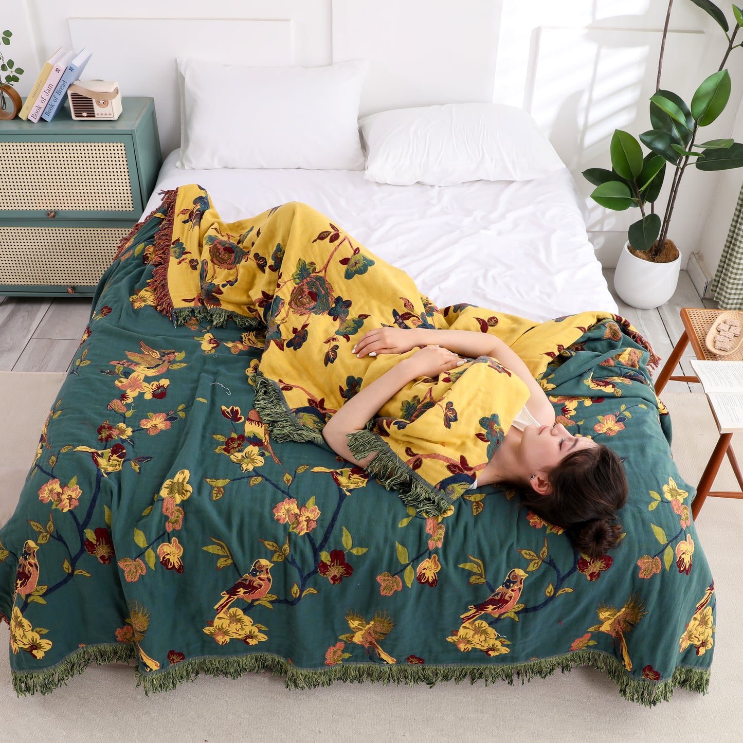 Couette réversible en coton à motif floral et pompons « Pie »
