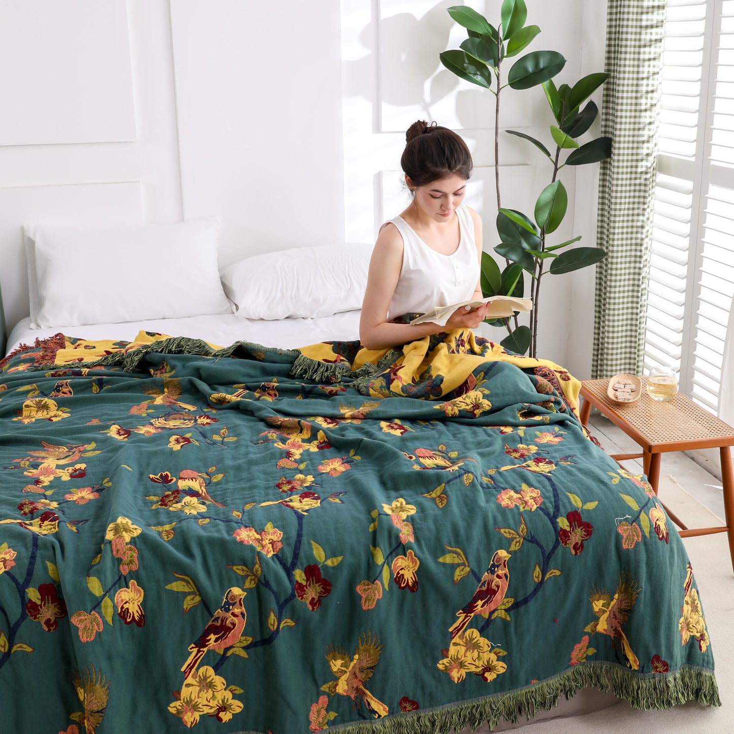 Couette réversible en coton à motif floral et pompons « Pie »
