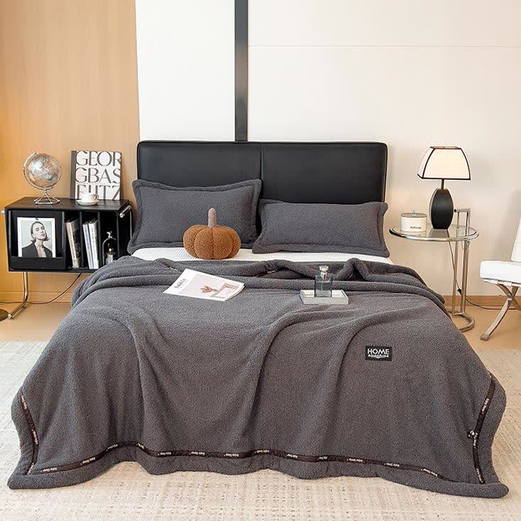 Couverture polaire moelleuse au style simple