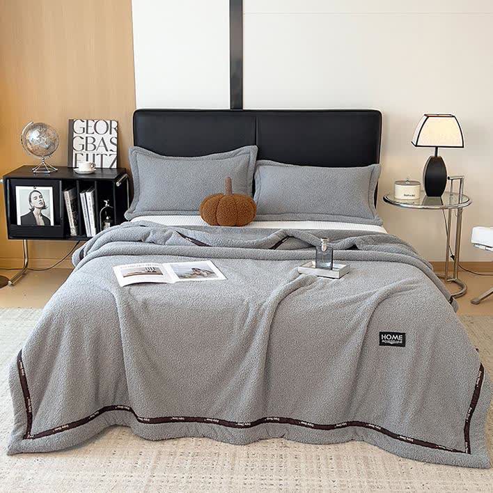 Couverture polaire moelleuse au style simple