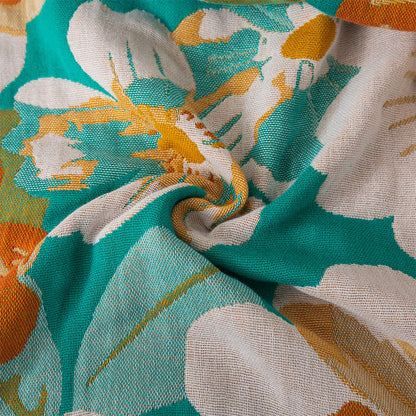Serviette de bain en gaze de coton avec des fleurs en fleurs