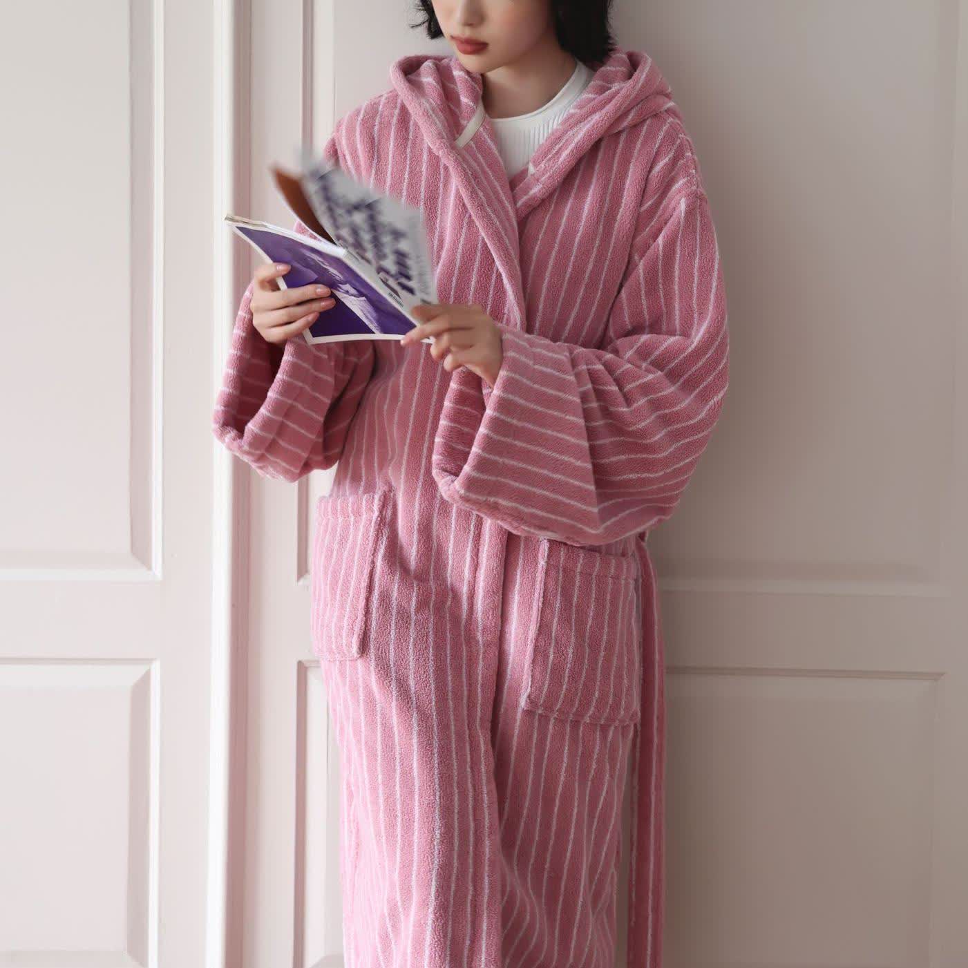 Peignoir à capuche rayé en coton à longues fibres
