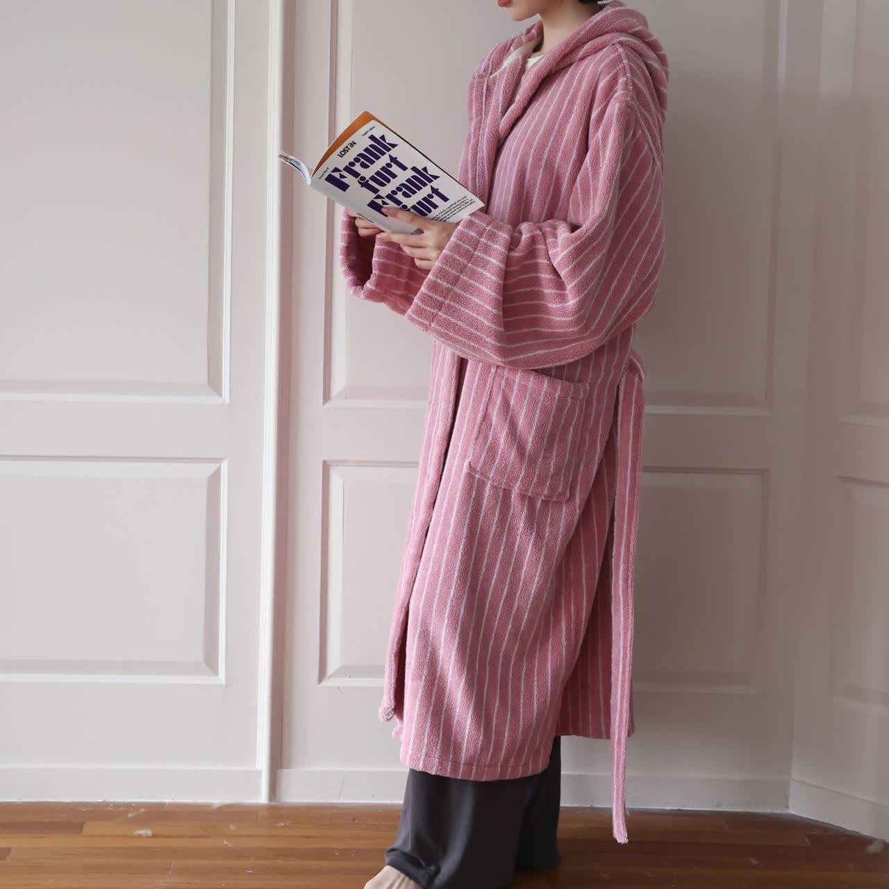 Peignoir à capuche rayé en coton à longues fibres