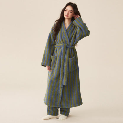 Peignoir long d'hiver en polaire à rayures modernes - Peignoir avec pantalon - vert foncé - XL femme - image 1