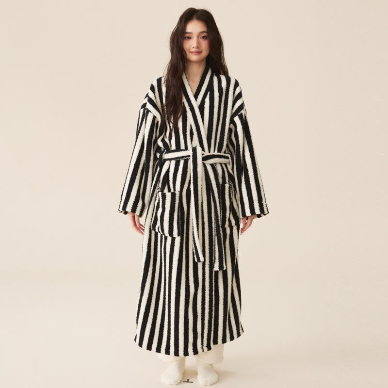 Peignoir long d'hiver en polaire à rayures modernes - Peignoir avec pantalon - Noir et blanc - XL femme - image 10