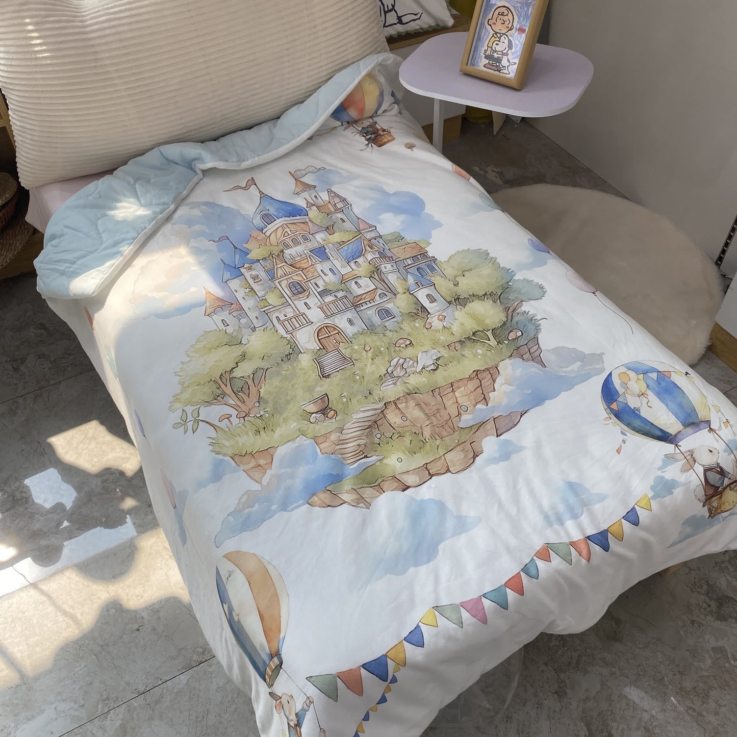 Couverture bébé en coton avec un château de style Pays des Merveilles