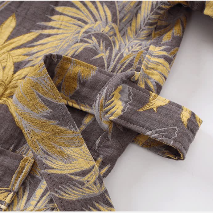 Peignoir en gaze de coton respirant avec des feuilles tropicales