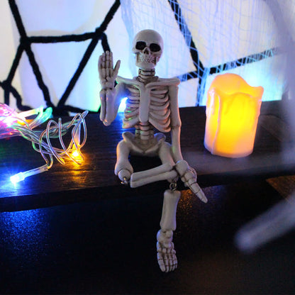 Décoration d'Halloween en résine représentant un squelette avec une main qui fait signe
