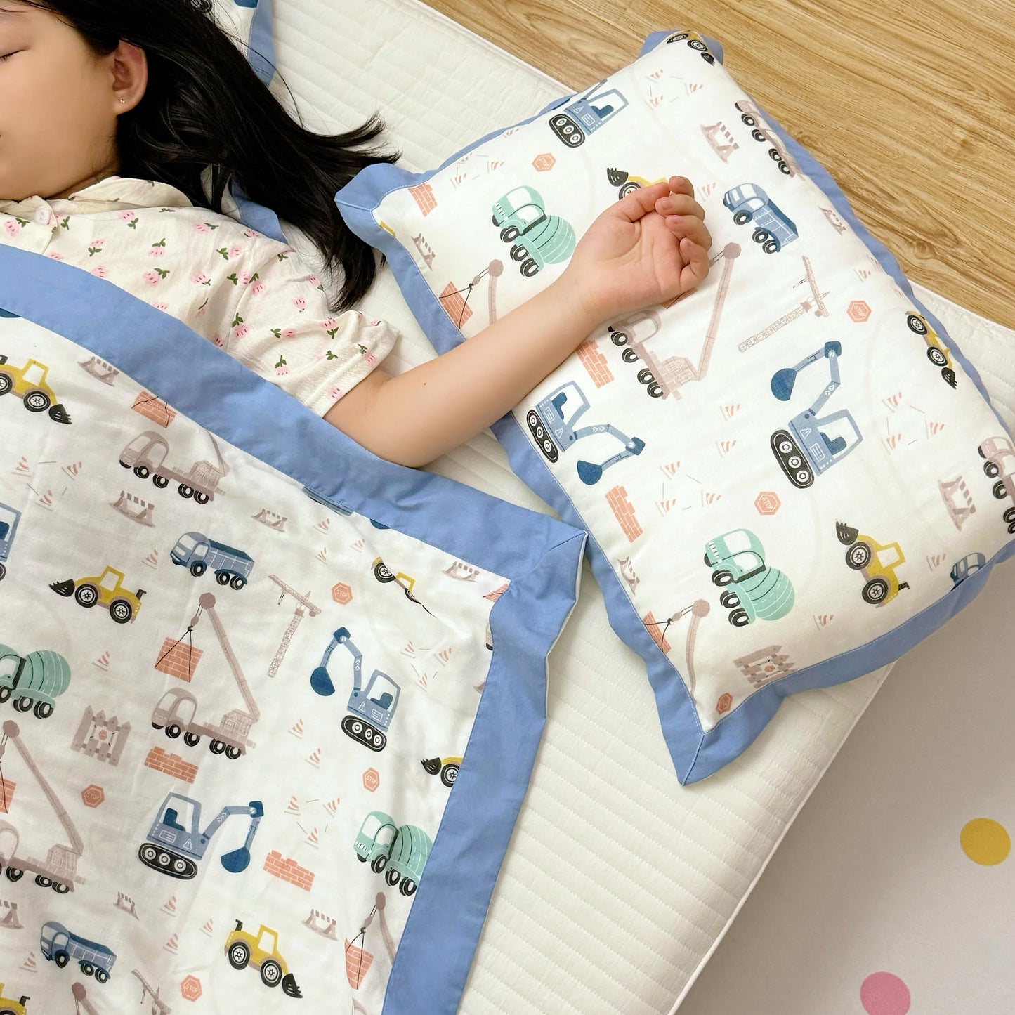 Couette en fibre de bambou à motif de camion de dessin animé pour tout-petits