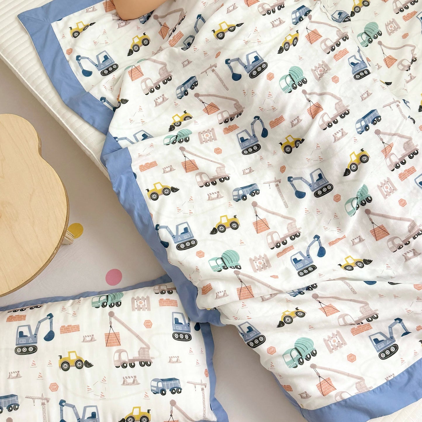 Couette en fibre de bambou à motif de camion de dessin animé pour tout-petits