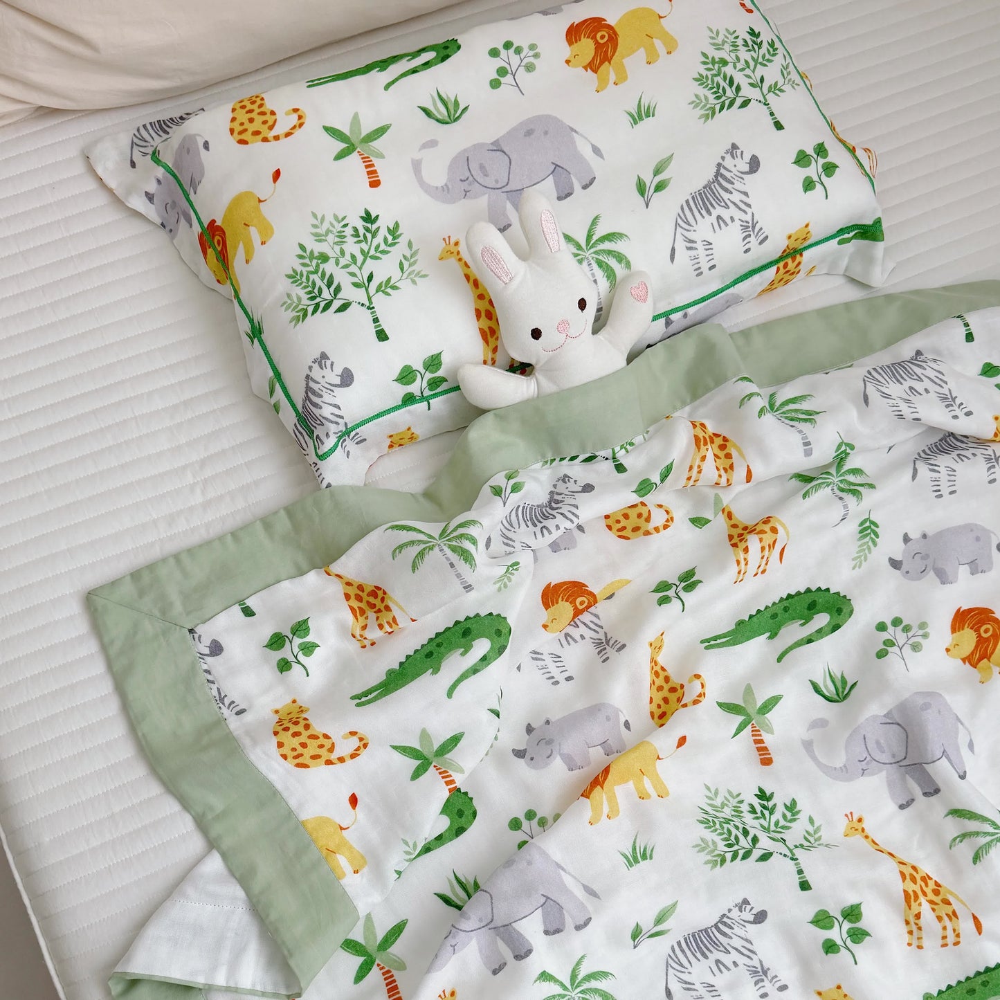 Couette en fibre de bambou avec des animaux de la jungle pour les tout-petits